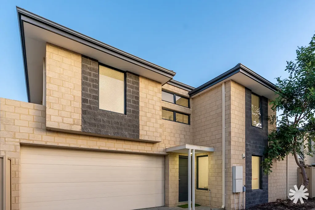 Cloverdale 5कमरा SUPER SIZED FAMILY TOWNHOUSE - ZERO STRATA 
CALL NOW FOR A PRIVATE VIEWING