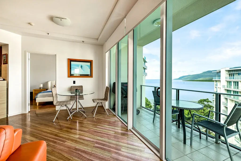 Cairns City 2房  Elevated Living in Cairns' Most Prestigious Address
