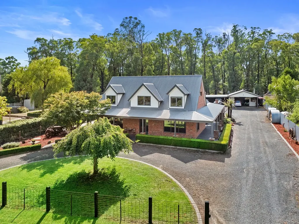 Narbethong 4 Bedroom Stunning Family Home with all the Extras