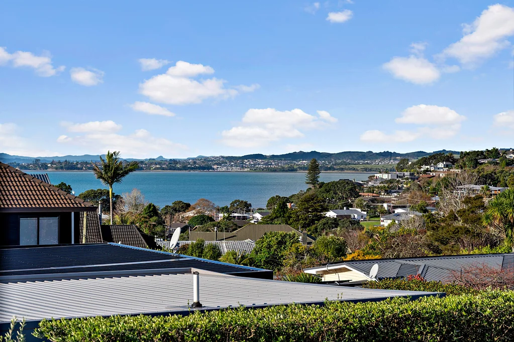 Howick 3chambre Village opportunity with views