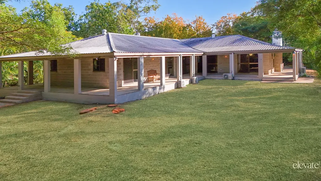 Alligator Creek 4房  Acreage Living Made Easy - Large Spacious Family Home Ready for Renovation - Endless Potential on 3.83 Acres