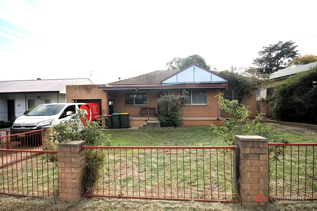 9 Mathoura Avenue, Mount Austin, NSW 2650