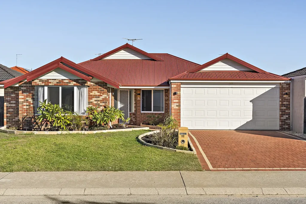 Spacious Family Home in a Prime Coastal Location-12 Month Lease Only!