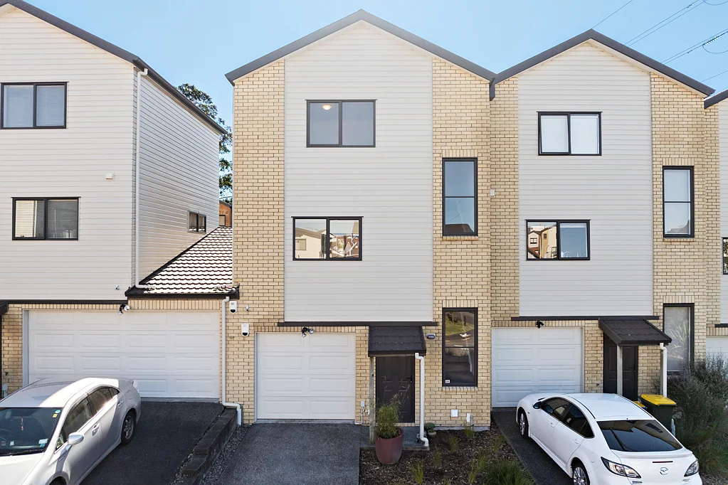 Te Atatu South 3غرفة نوم Secure Three-Level Townhouse in St Clair Village