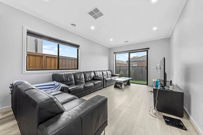 63 Captain Drive, Point Cook, VIC 3030, 3 slaapkamers, 2 badkamers, House
