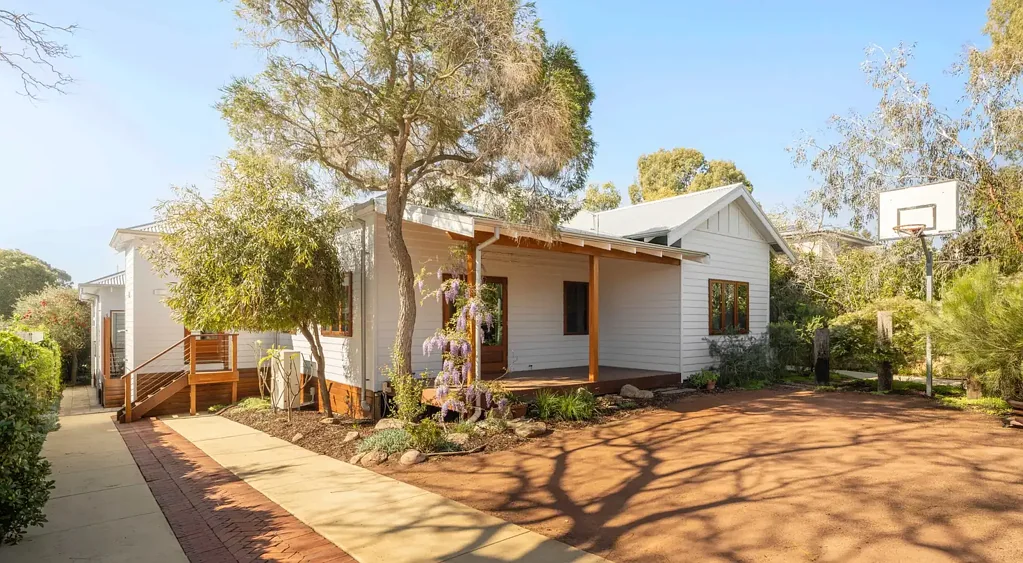 Mosman Park 4ਬੈੱਡਰੂਮ CAPTIVATING CHARACTER, SINGLE LEVEL, GARDEN ESCAPE - NORTH-FACING REAR GARDEN.