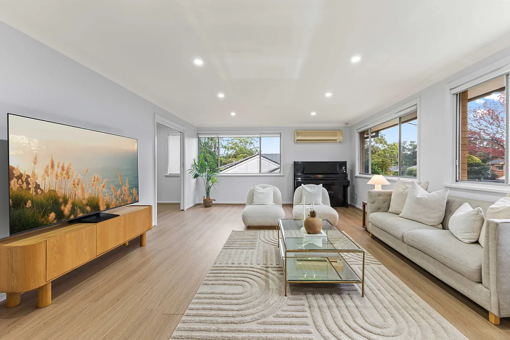 Pennant Hills 5ห้องนอน Renovated and light filled family home with multi-generational versatility, walk to rail and schools