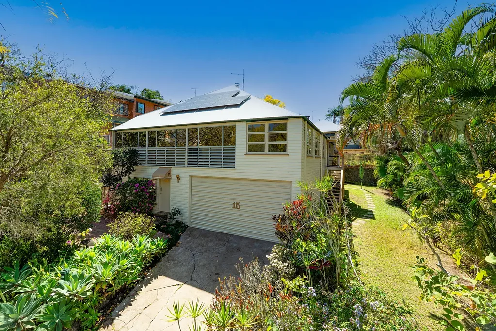 Auchenflower 5બેડરૂમ RARE AUCHENFLOWER QUEENSLANDER WITH LOADS OF SPACE & MIXED USE ZONING VERSATILITY