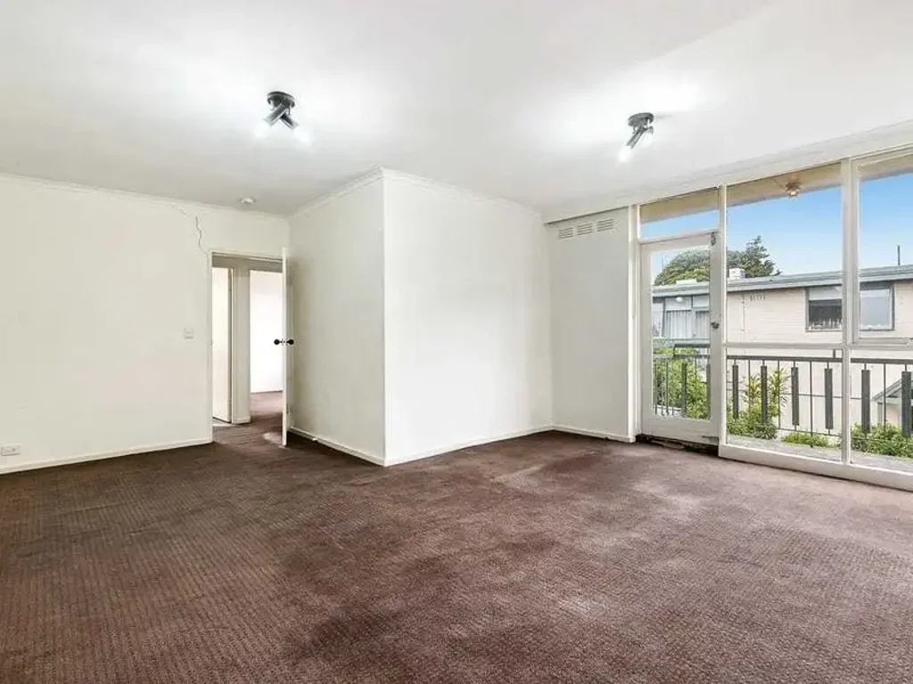 Spacious First-Floor Apartment – Prime Location
