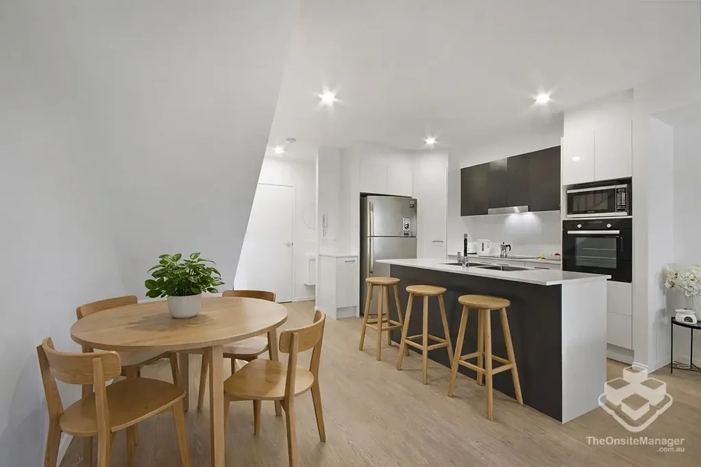 Contemporary Spacious Townhouse - Walk to the Beach