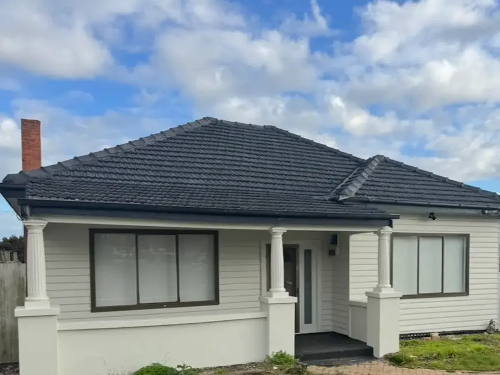 Morwell 4房  BEAUTIFUL DESIGN PERIOD STYLE HOME IN THE CENTRE OF MORWELL READY FOR INVESTOR OR OWNER OCCUPIER 4 BEDROOMS 3 LIVING AREAS  2 BATHROOMS NEW KITCHEN.