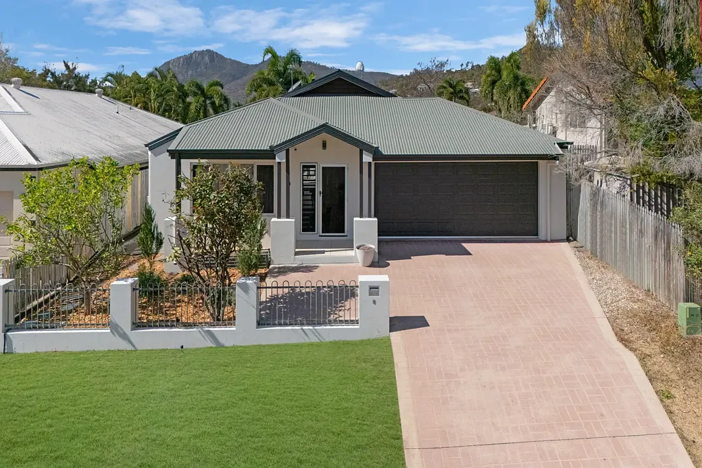 Douglas 3 Bedroom Newly refreshed as good as new with large inground pool