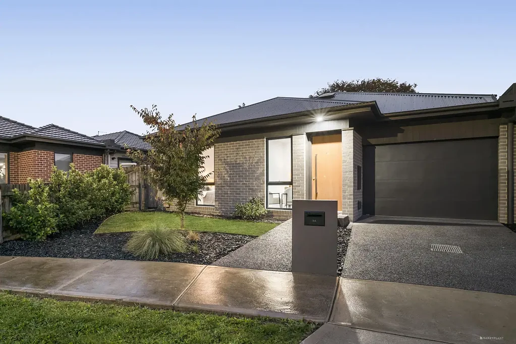 Heidelberg West 3房 宽敞三居单层 优质装修 宽敞比例 自然采光充沛 开放式起居区 悬浮地板豪华地毯 现代厨房石台面 高端电器 主卧带套间 书房 中央浴室 分体冷暖 便捷生活 配套齐全 Sophisticated Style Meets Everyday Functionality