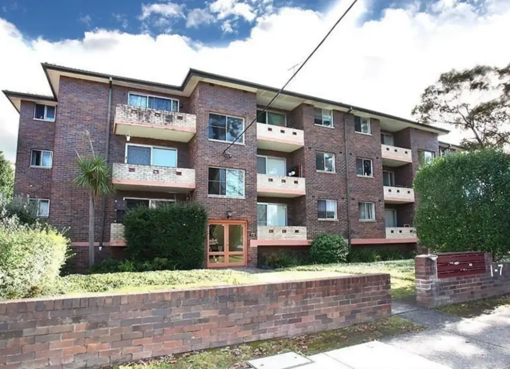 Bright Top-Floor 2-Bedroom Unit in West Ryde