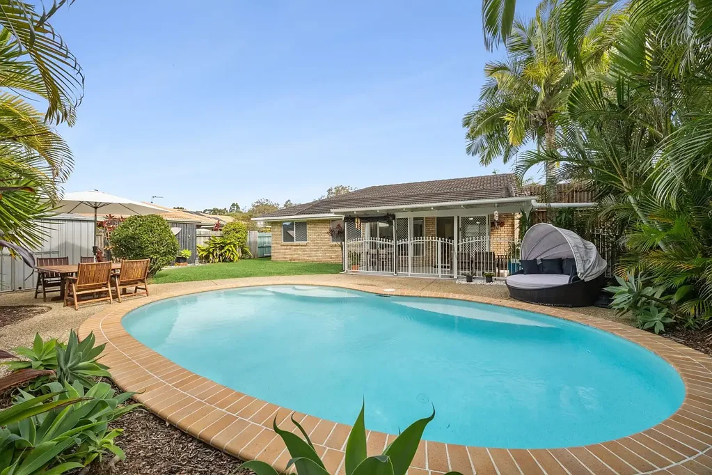 Currimundi 3 Slaapkamer Freshly Updated Family Living with Pool and Room for the Caravan