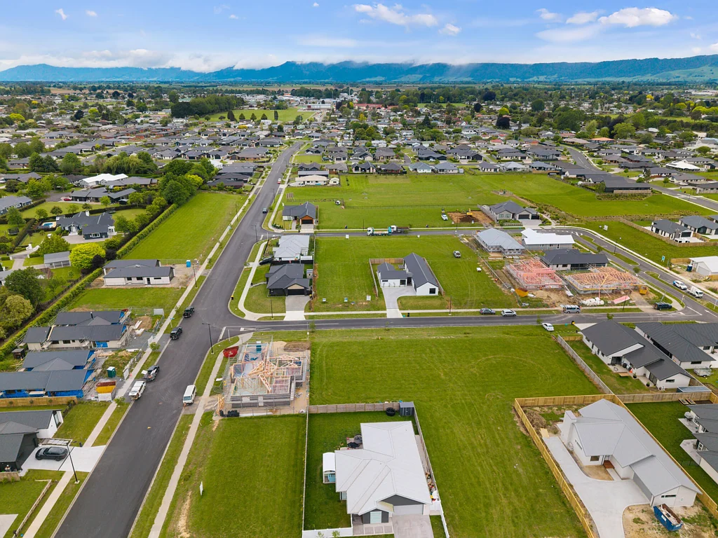 Matamata  Three premium Peakedale sections - 643sqm each!