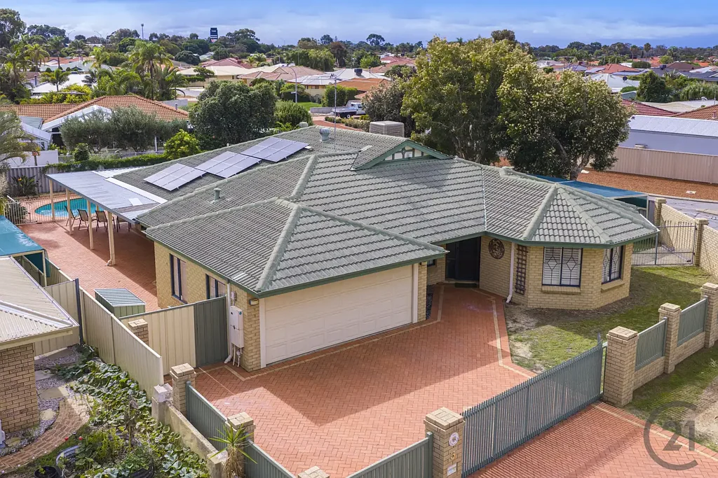 Erskine 4Zimmer POOLSIDE FAMILY ENTERTAINER WITH SIDE ACCESS, SOLAR & ROOM FOR ALL THE TOYS!