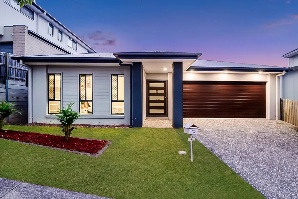 Springfield Lakes 4部屋 Large Family Home in  prestigious 'The Peninsula' estate