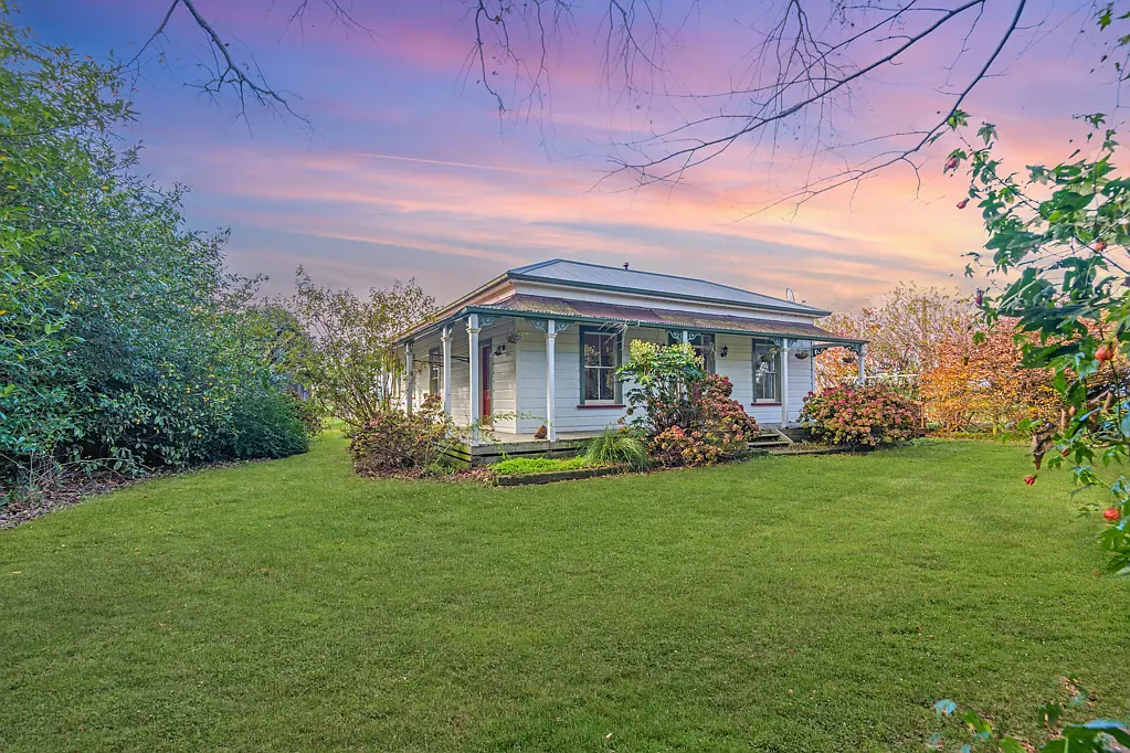 Newbury Timeless Villa with Lifestyle Appeal and Future Potential