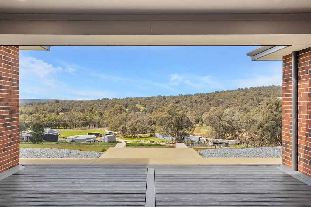 A Stunning 4 x 2 x 2, Situated on 5 acres with Spectacular Views