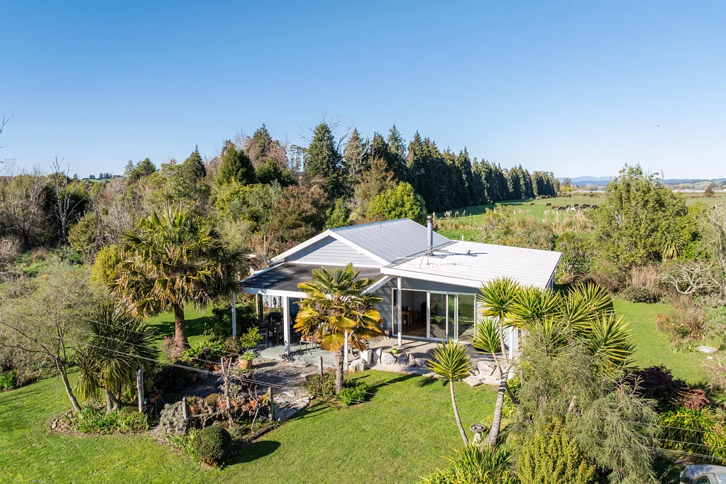 Lower Moutere  6.71ha of land, 272sqm shed and a 1920's home