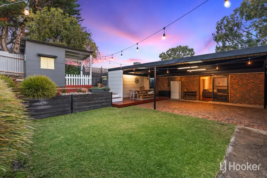 Redwood Park 3房  Absolutely Stunning - Updated Family Home with Beautiful Views!