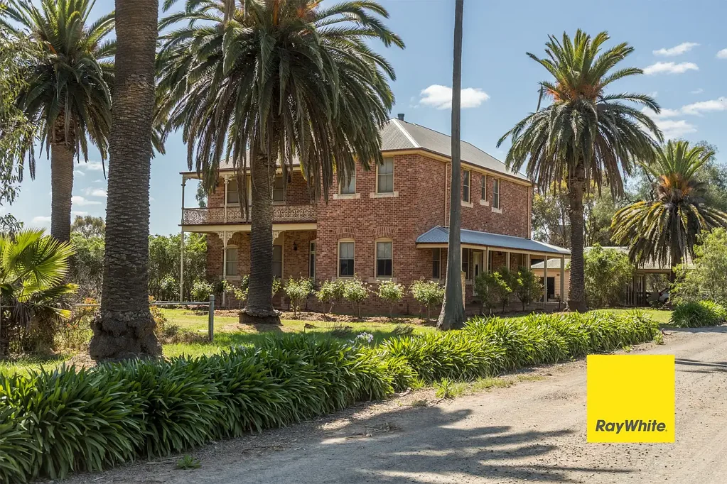 Toolamba 4房  Introducing a Masterpiece Home on 50 Acres!