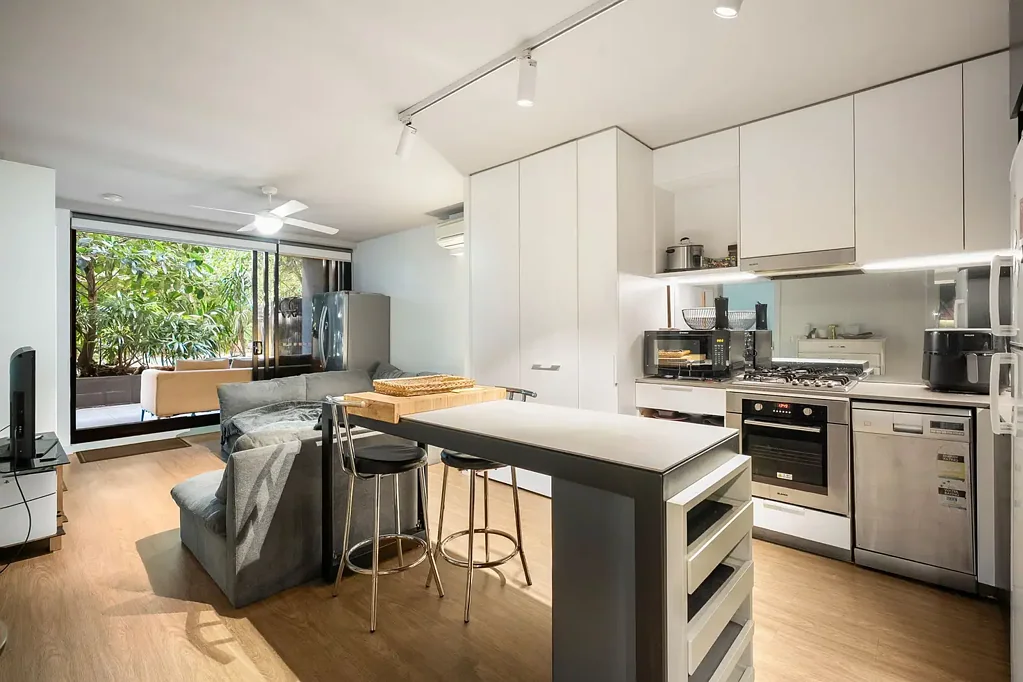 Bowen Hills 2房 King Street 中心带度假村设施直达庭院公寓 Courtyard Apartment with Direct Access to Resort Facilities in the Heart of King Street