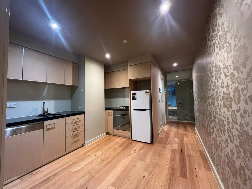 Fully furnished 2 bedrooms 1 bathroom 1 carpark apartment in Melbourne CBD