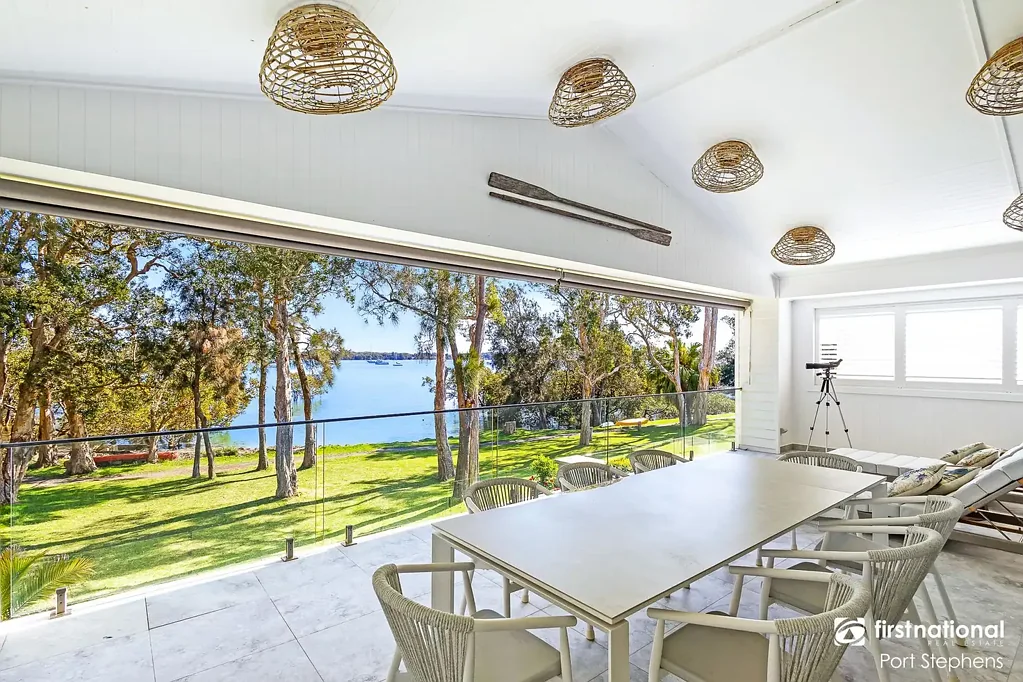 Corlette 3غرفة نوم COASTAL HAMPTONS RETREAT – STUNNING WATERFRONT-RESERVE IN CORLETTE