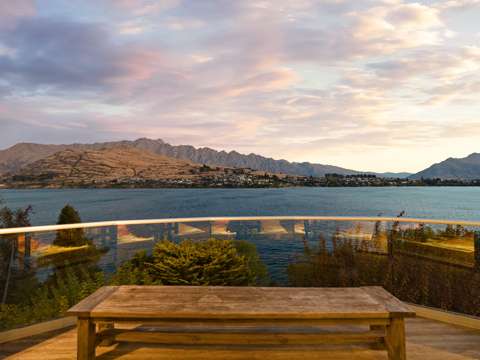 Queenstown 6房  Absolute Lakefront with 300 day VA