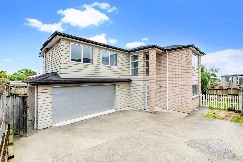 Howick 5房 黄金地段中的价值洼地！九年新坚固住宅，私密户外空间+家庭活动室，步行至购物中心/学校/公交站！ Prime Location, Affordable 5-bedroom house