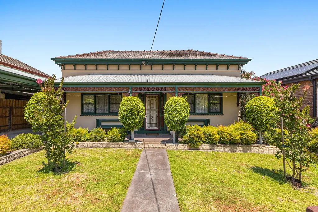 Moonee Ponds 4房 朝北珍稀地块 622m²维多利亚式住宅 精心更新 宠物友好后院 双车库 多功能空间 靠近CBD与设施 A Prize for Families Who Value Space