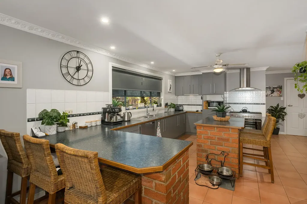 Euroa 4Phòng ngủ Country Escape  6.2 Acres | 4 Bed Main Residence | Self-Contained Sleepout | Rustic Entertainer's Bar