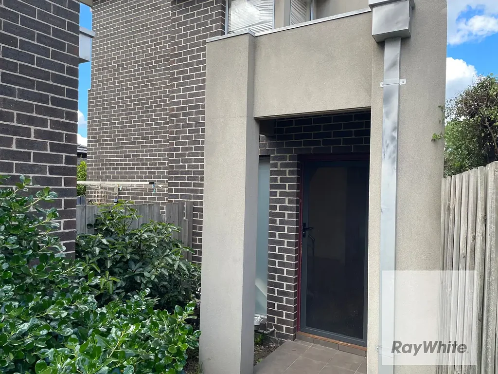 Comfort And Style In A Prime Location!