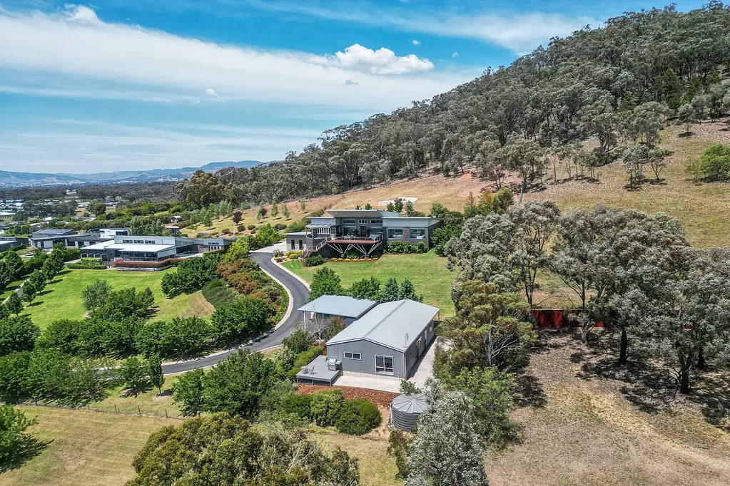 Mudgee 6房  PRESTIGIOUS MUDGEE RESIDENCE BOASTING PANORAMIC VIEWS