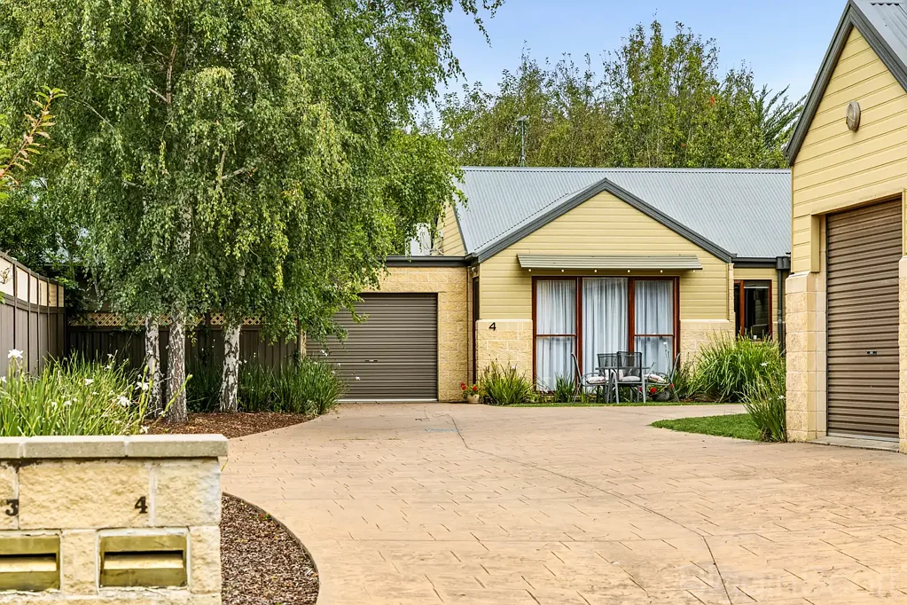 Daylesford 2 Bedroom Stylish Low Maintenance Living Moments from Daylesford’s Heart