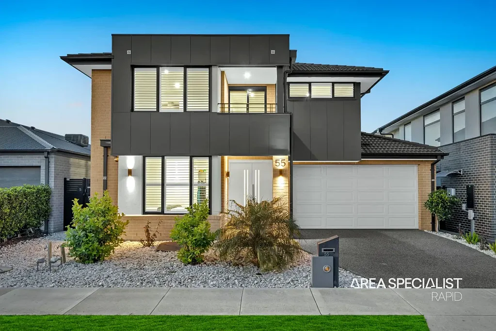 Lyndhurst 5 Bedroom The Brief:
Grand Family Residence with Multiple Living Zones