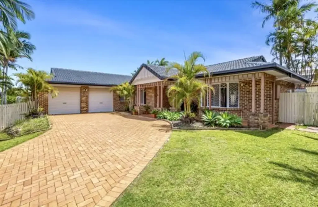 Stretton Fabulous location with convenience!