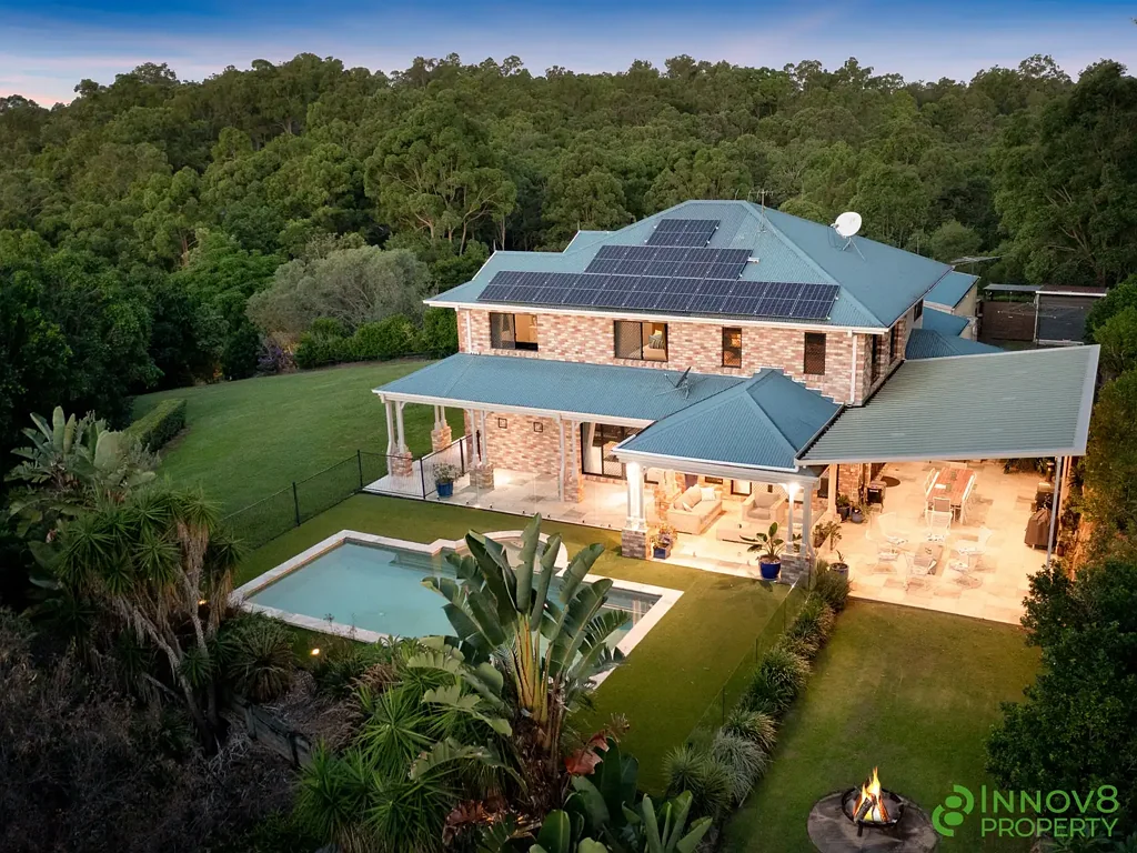 Cashmere 5ห้องนอน Colossal Family Residence With A Sublime Renovation, Set In An Elevated Position With Sweeping Views, Huge Shed & Resort-Style Pool!
