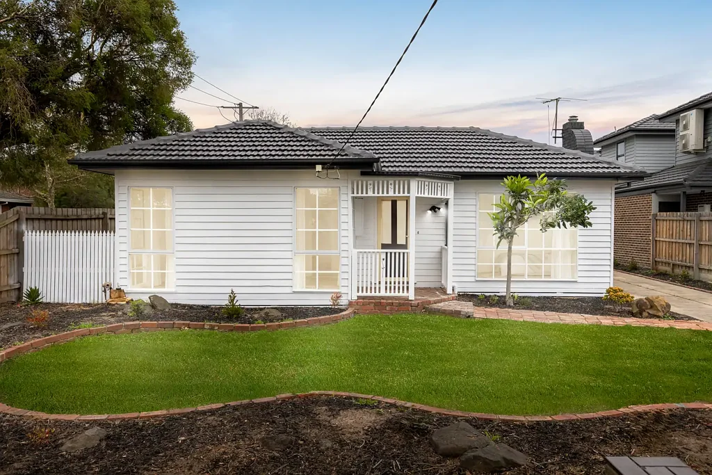 Oakleigh East 4कमरा Oakleigh East Charm with Modern Comfort