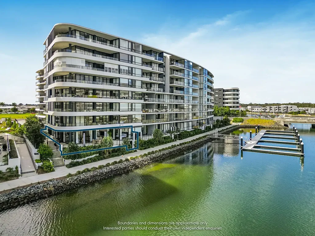 Hope Island 3房  Waterfront, ground floor penthouse with Marina Berth and 4 Car parks included