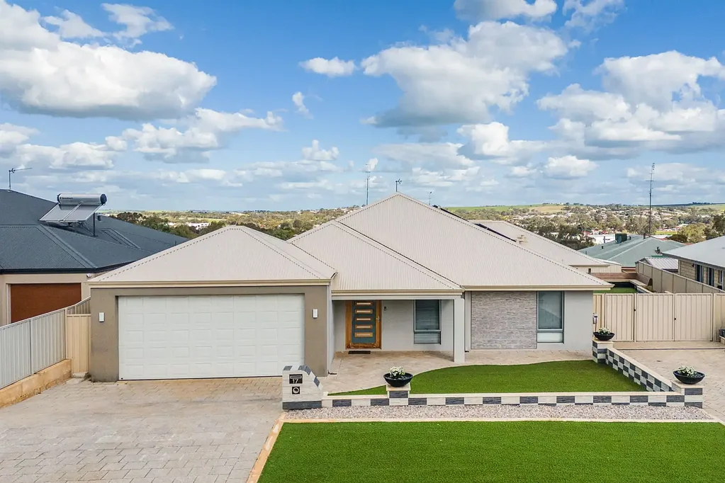 Northam 4બેડરૂમ Executive Living in the Golf Course Estate