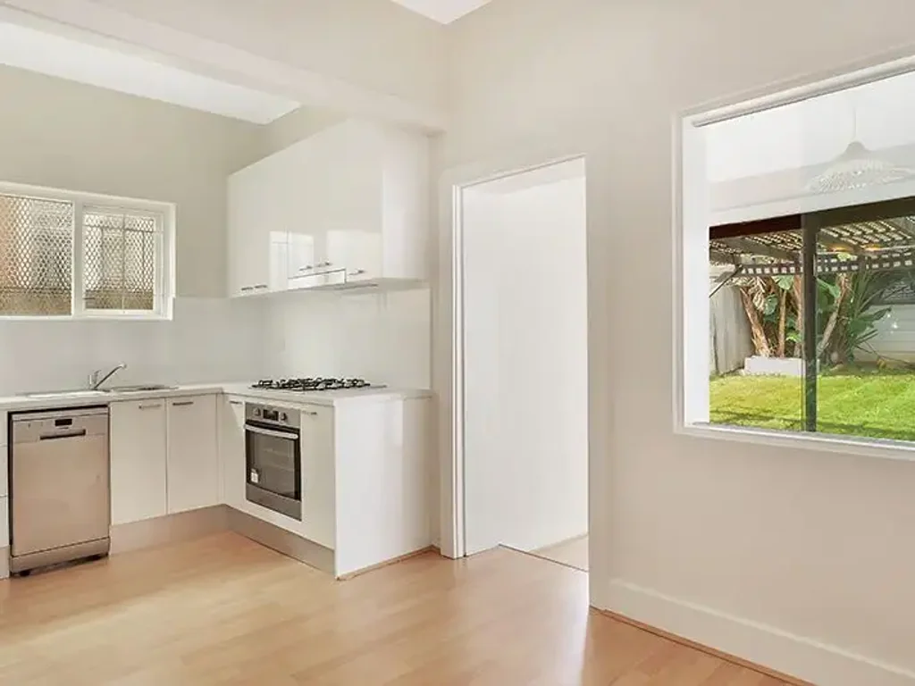 Well Positioned Semi in Bellevue Hill