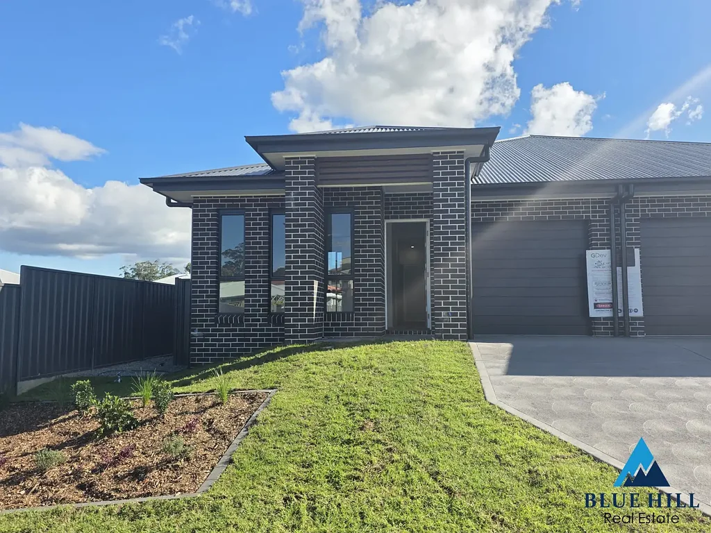Brand new 4 bedrooms duplex house with solar panels for higher energy efficiency