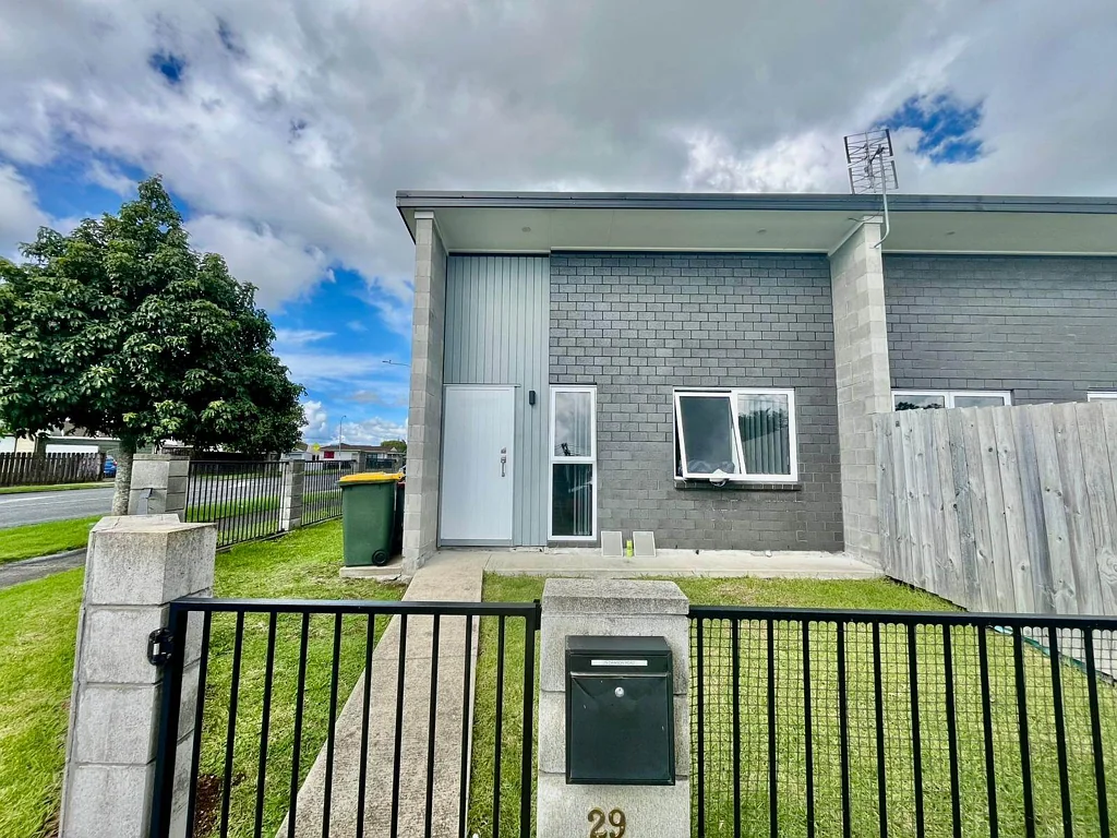 Cosy one-bedroom home- Including water and lawns