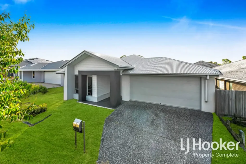 Open Plan Living with a Good Size Yard!!