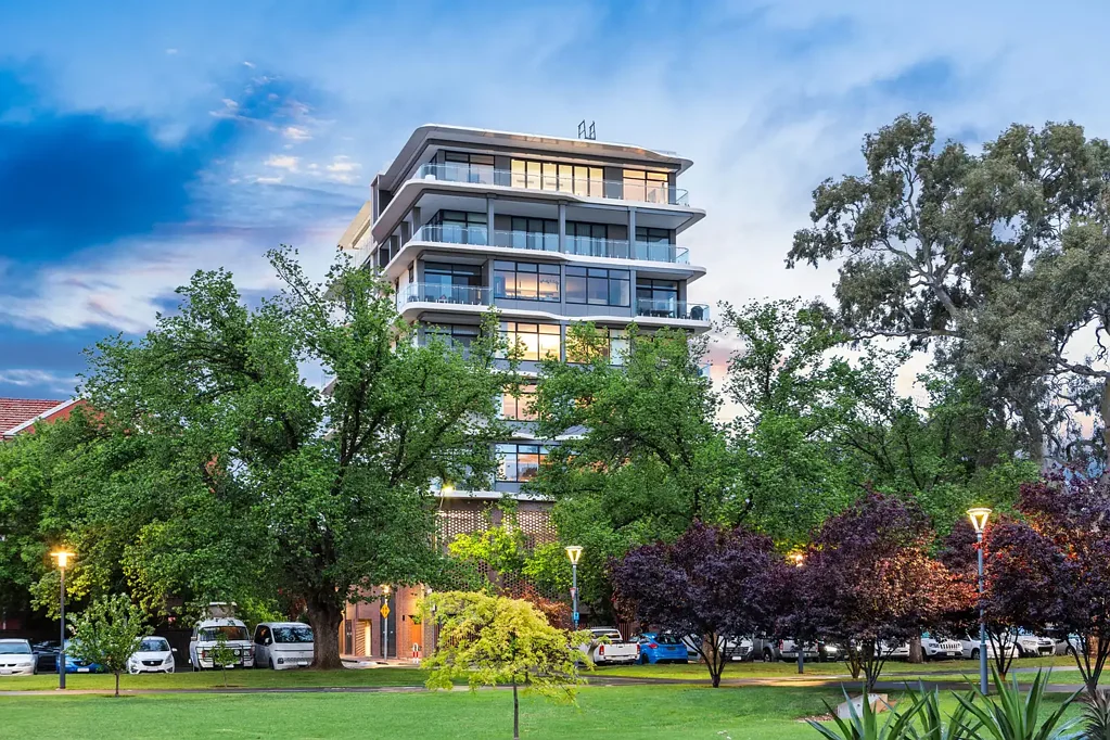 Adelaide 3 Bedroom An Amazing & Spectacular Penthouse on South Tce – With Breathtaking views over the City of Adelaide to The Adelaide Hills and with views to the sea.