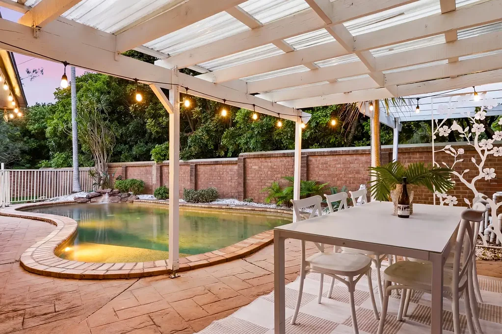 Bateau Bay 4房  Flexible family living with poolside entertaining
