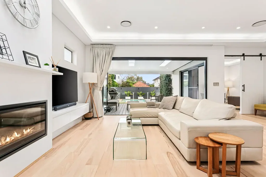 Pagewood 4房 前后花园环绕 528.8sqm宽幅地块 新厨房Smeg电器 翻新泳池娱乐空间 靠近学校商圈 绿树成荫街道 Contemporary Family Haven With Pool and Multiple Living Spaces All On One Level